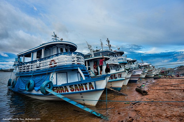 Boats-beached-at-Santarem