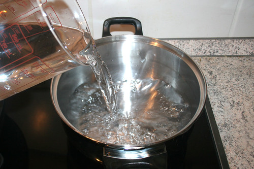 33 - Wasser für Reis aufsetzen / Bring water for rice to boil