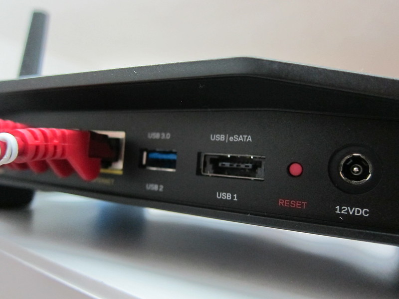 Linksys WRT1900AC - USB/eSATA Port