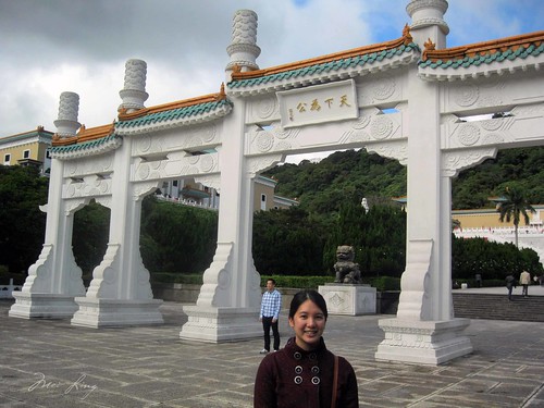 Mei outside the National Palace Museum.