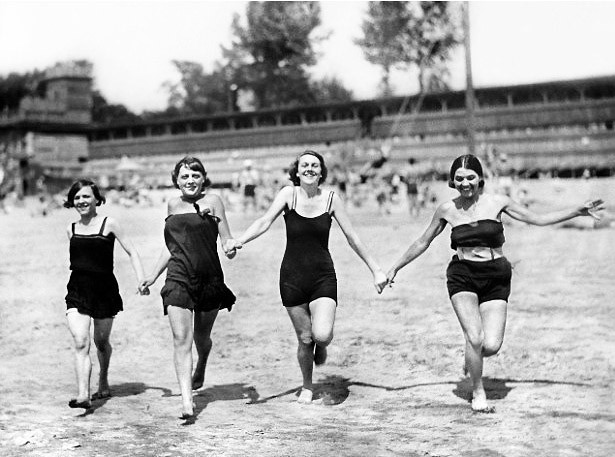 Jeunes filles sur les rives de la Vistule à Varsovie dans les années 1920.
