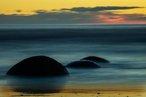 ocean sunrise three pacific bald boulders nz otago moeraki
