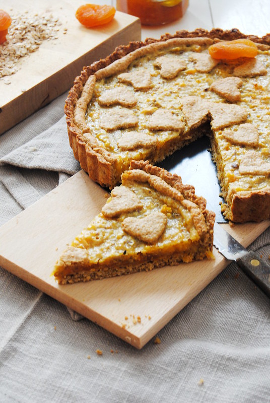 Rustic oatmeal tart with cheese and apricots