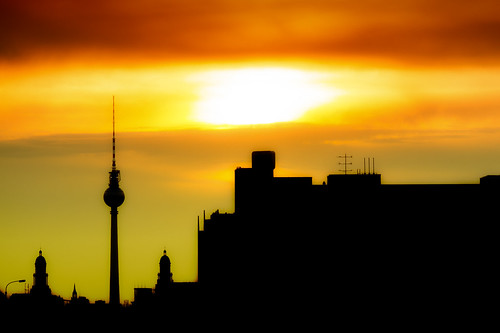 berlin tower silhouette skyline deutschland tv fernsehturm tor frankfurter allee