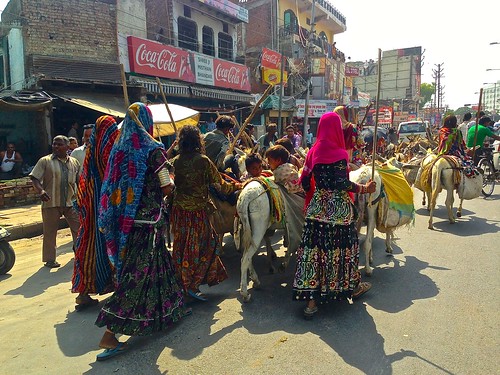 The streets of Agra, so alive