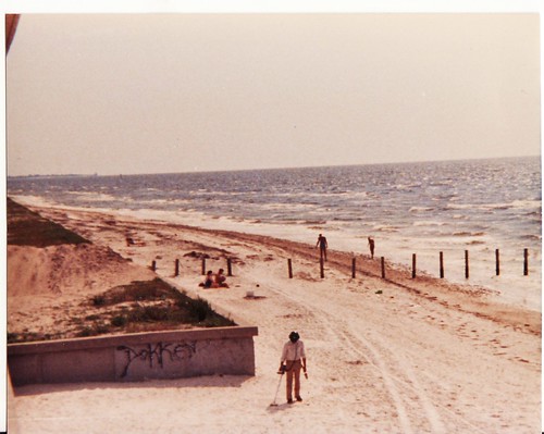 summer vacation people usa beach gulfofmexico america 35mm outside us sand florida 1987 picture shore diggers gulfcoast april1987 apollobeach dokken apollobeachfla april151987