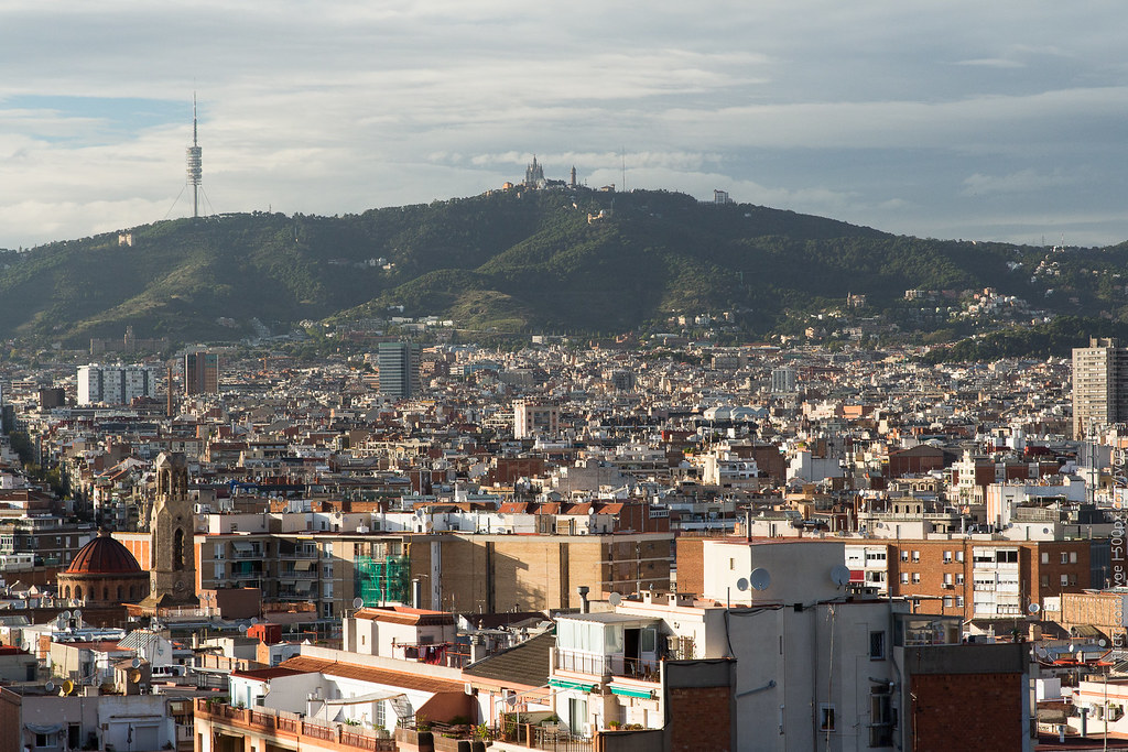 Вид на Барселону осенью с телебашней и холмом