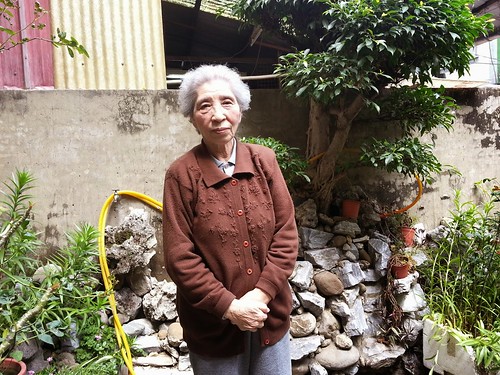 陳媽媽站在家中庭院，背後是父親40多年前親手做的小水池 這裏有她一生的回憶，不捨家要被拆除