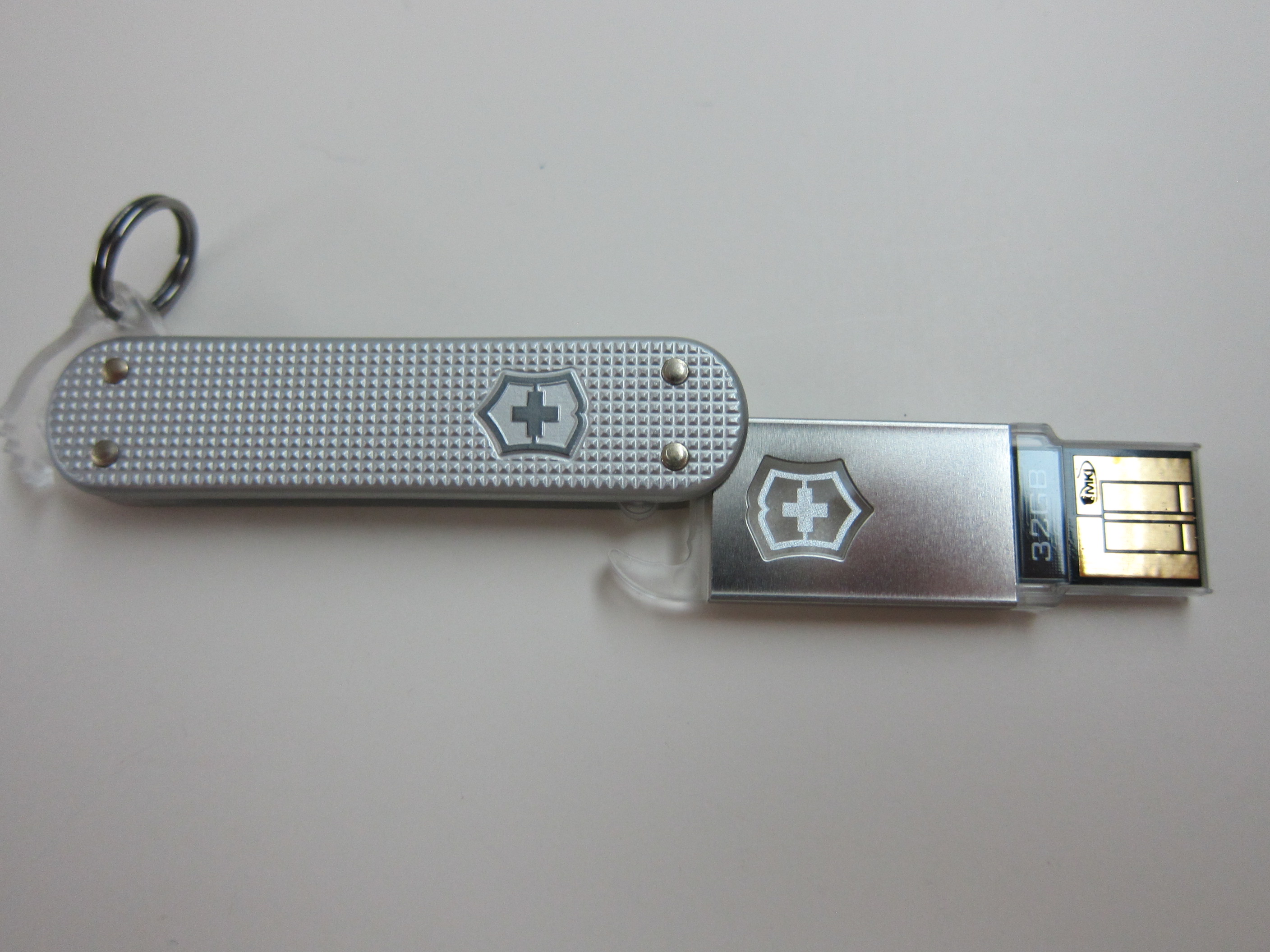 Victorinox Swiss Army Slim USB 2.0 Flash Drive (32GB) « Blog |  lesterchan.net