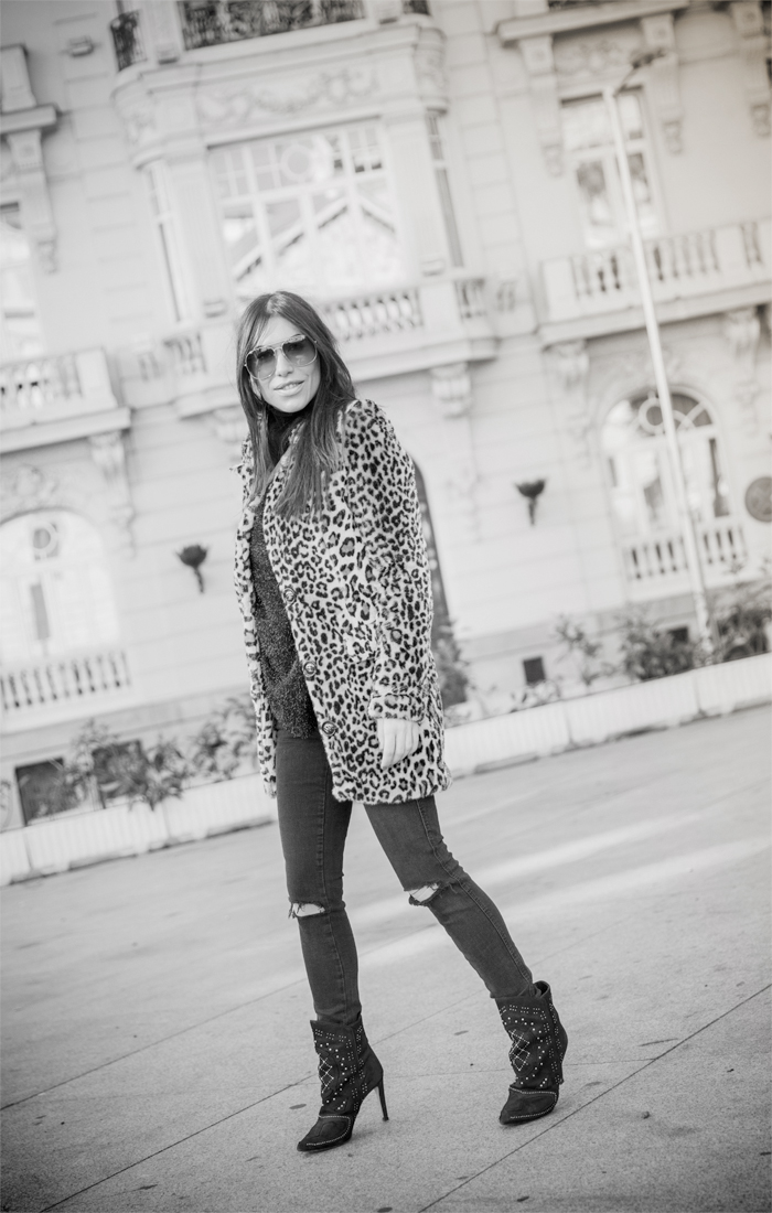 street style barbara crespo leopard coat black inside hake bag zara boots fashion blogger outfit blog de moda