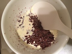 チョコレートが入ったボウルに生クリームを注ぎます