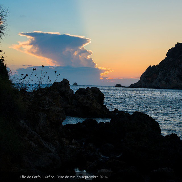 Paysage de coucher de soleil sur l'île de corfou en grece depuis la côte Ouest de l'île.  #corfou #Grèce #soleil. #sun #île #corfou
