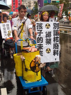 遊行現場民眾以恐怖扮裝，提醒核廢料將是留給下一代沉重的負擔。