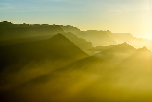 mist mountain sunrise hill earlymorning hills rays munnar goldenlight clubmahindra kolukkumalai nikond600 sigma240700mmf28 clubmahindramunnar