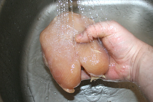 20 - Hähnchenbrust waschen / Wash chicken breast
