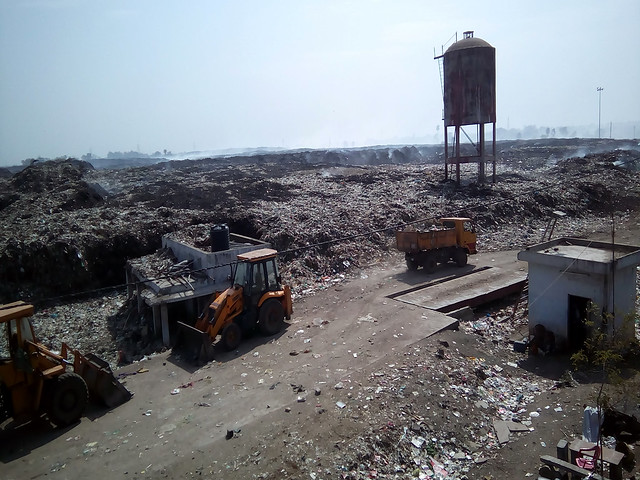 रोज शहर के तमाम इलाकों से सैंकड़ों डम्पर कचरा भानपुर खंती में पहुँचता है
