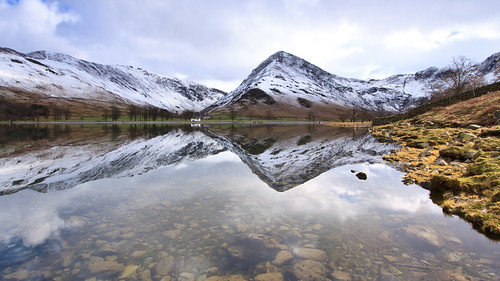 lake reflections day cloudy cottage lakedistrict cumbria buttermere canon50d feetwithpike