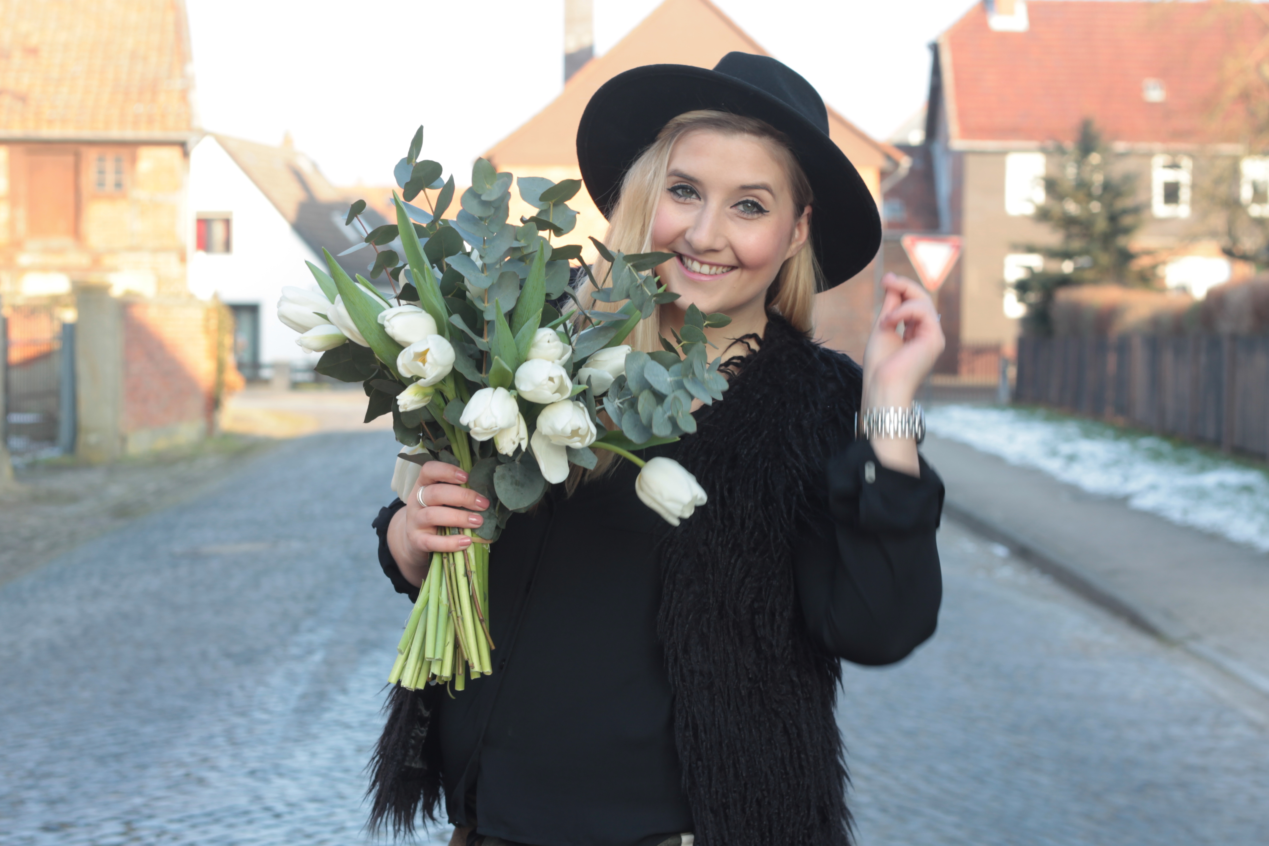 bloomydays-tulpen-weiß-outfit-look-style-valentinstag-online-fashionblog-modeblog-hut-haare-hm