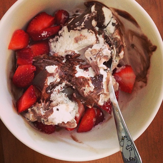 Stracciatella ice cream and strawberries #day2 #100happydays