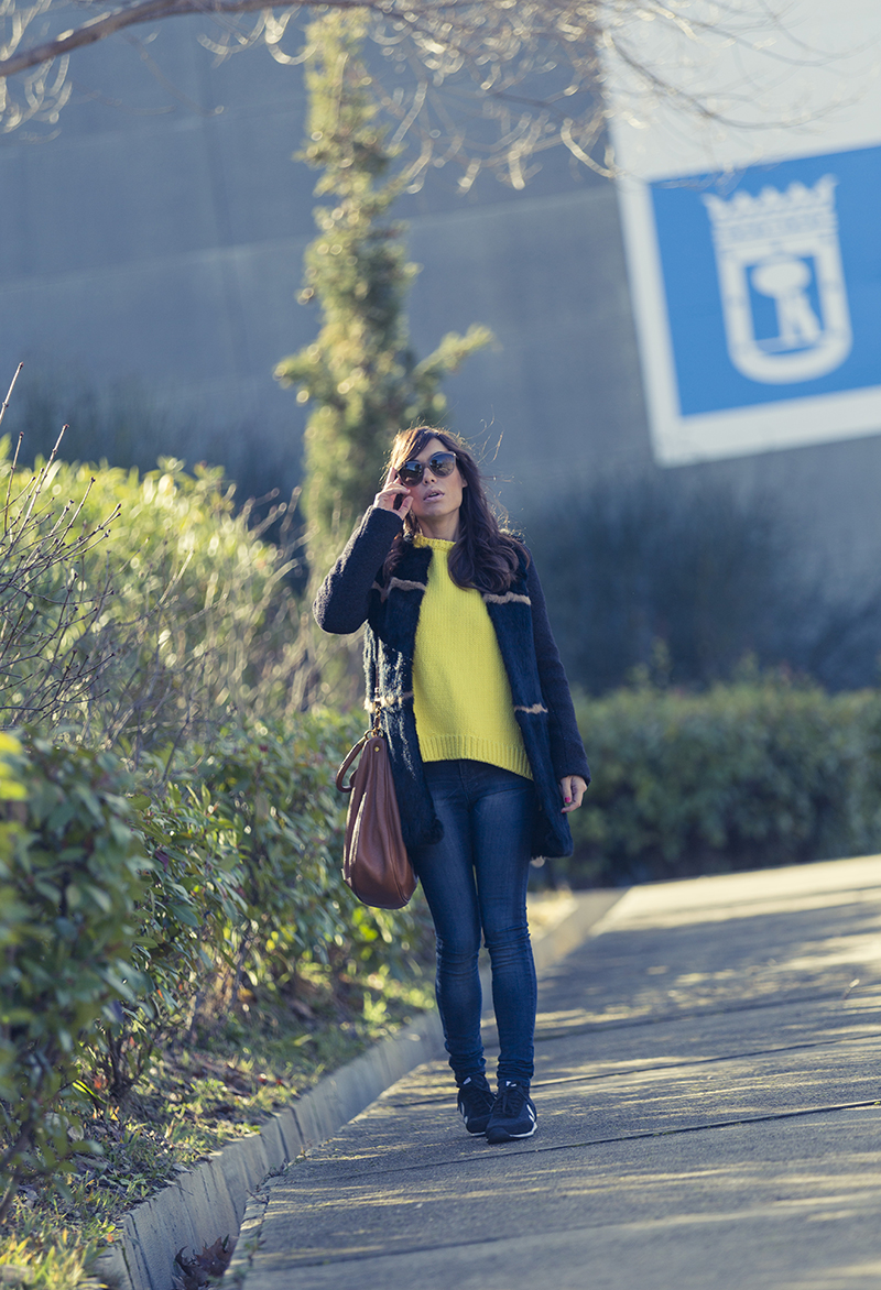 street style barbara crespo yellow zara sweater hake coat the corner sneakers fashion blogger outfit blog de moda