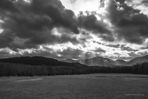 trees winter sky blackandwhite mountains clouds landscape concrete us washington unitedstates cascades sunbeams clearing roundmountain northcascadeshighway nikonwideanglepcenikkor24mmf35ded {vision}:{outdoor}=0958 {vision}:{clouds}=095 {vision}:{mountain}=0865 {vision}:{sky}=0967 {vision}:{ocean}=054