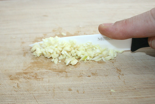 17 - Knoblauch zerkleinern / Chop garlic