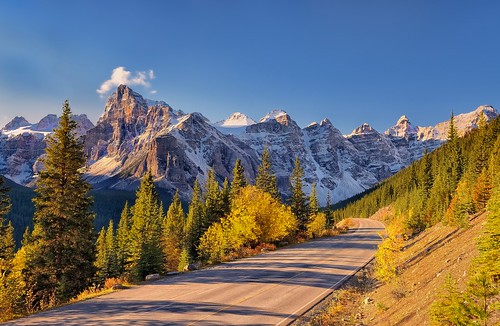 autumn canada fall sunrise dawn bravo explore alberta banff morainelake canadianrockies roadshots tenpeaks mtbabel