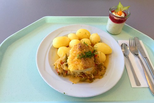 Seelachsfilet aus Paprika-Sauerkraut mit Salzkartoffeln / Coalfish filet on bell pepper sauerkraut with potatoes