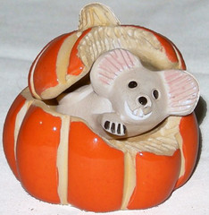 073d Mouse in Pumpkin
