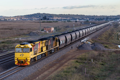 train au australia valley nsw newsouthwales hunter coal whittingham 5029 ugl 5032 moolarben c44aci aurizon mr926