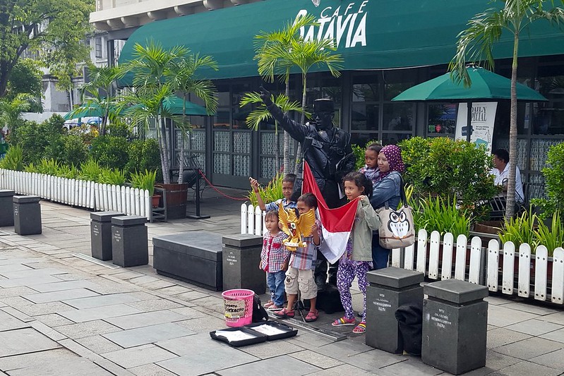 Ein Bild mit einem indonesischen Nationalhelden auf dem Marktplatz vor dem Cafe Batavia