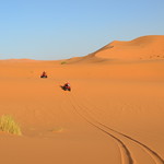 En quad por las dunas de Erg Chebbi subiendo cuestas increíbles