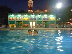 Eu e Pedro na piscina do hotel
