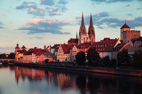 city sunset clouds canon river bayern bavaria evening cityscape cathedral dusk kathedrale 7d riverbank regensburg ratisbon danube stpeter eveninglight donau ratisbona 1585 castraregina canon7d canon1585