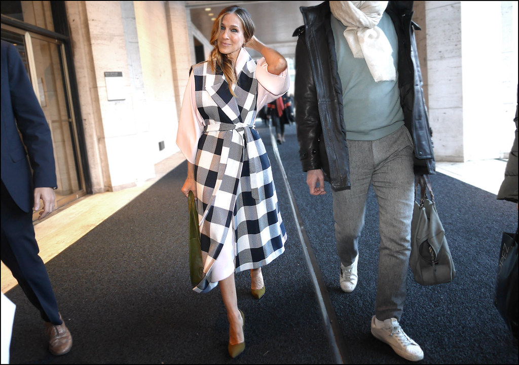 FW2-15  2 Sarah Jessica Parker black and white long sleeveless coat over pink dress green bag and shoes