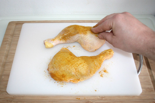 11 - Hähnchenschenkel mit Salz & Curry einreiben / Rub chicken legs with salt & curry