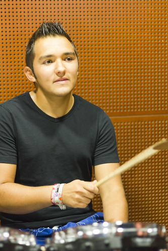 Een drummer bij de Popschool