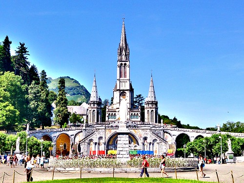 Día 4: Francia (Lourdes: Santuario con Basílicas del Rosario e Inmaculada Concepción, Cripta, Vía Crucis, Gruta Revelaciones, etc).