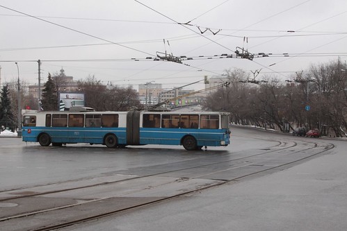 Articulated trolleybus crosses the tramway at Solyanka ulitsa and Ustyinskiy proyezd