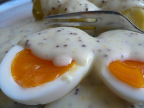Wachsweiche Eier mit cremiger Senfsauce