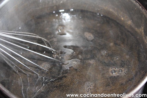 Lasaña negra de gambones y patata sobre salmorejo de piquillos www.cocinandoentreolivos (14)