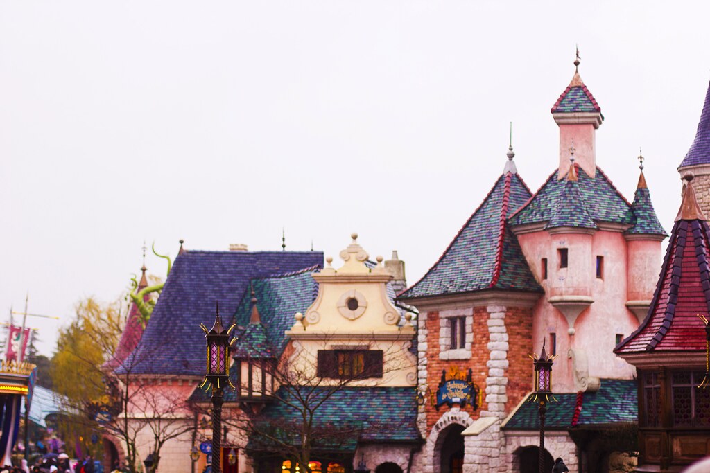 Disneyland paris tomorrowland fantasyland tapeparade blog disney park walt disney the happiest place on earth