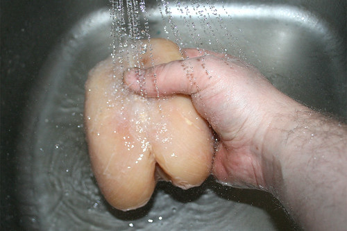 16 - Hähnchenbrust kalt abspülen / Wash chicken breasts with cold water