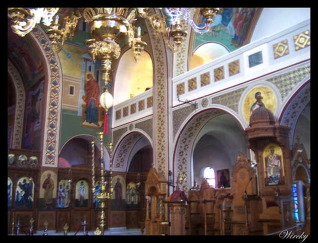 Santorini isla acantilados rojizos volcanes escondidos - Interior iglesia ortodoxa de Firá
