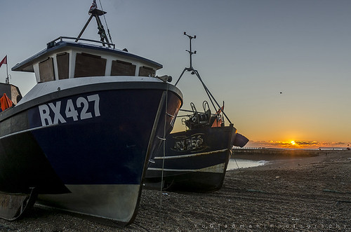sunset beach boats hastings