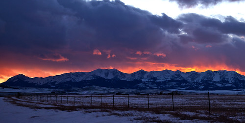 winter sunset snow mountains evening montana wind cloudy bridger {vision}:{outdoor}=099 {vision}:{sky}=099 {vision}:{mountain}=0531 {vision}:{clouds}=0932 {vision}:{car}=06 {vision}:{sunset}=0764