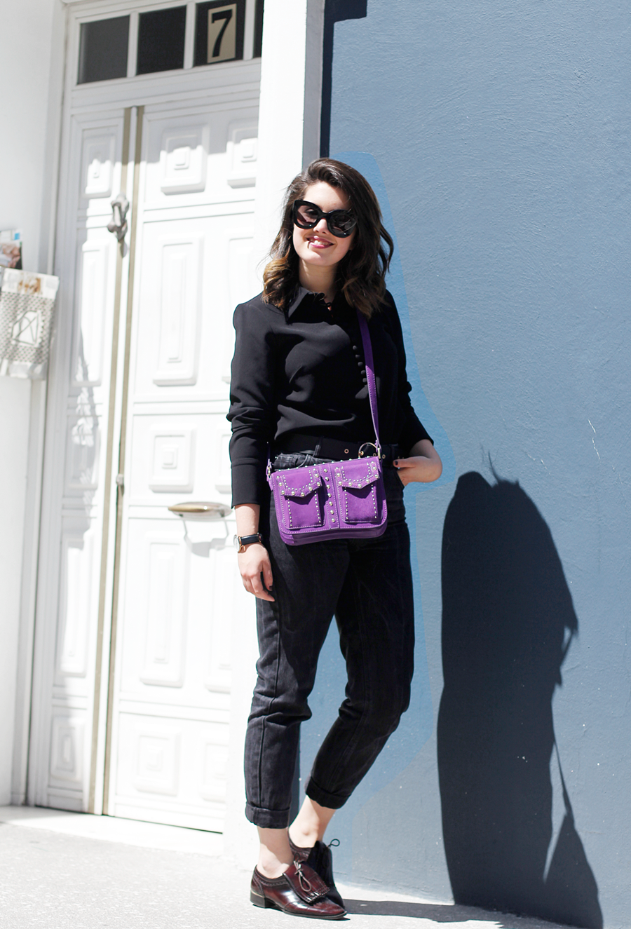 total look black with mom jeans and purple bag streetstyle