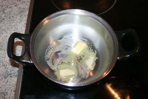 51 - Hälfte der Butter in Topf zerlassen / Melt butter in pot