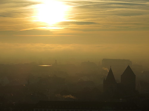 city roof sunset mist france fog canon downtown cathedral lookout powershot strasbourg cathédrale alsace toit vue brouillard ville centreville brume coucherdesoleil toits basrhin plateforme notredamedestrasbourg g15 gsamie guillaumesamie
