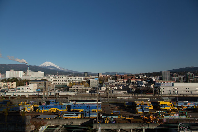 ドーミーイン三島から富士山と新幹線と保線作業